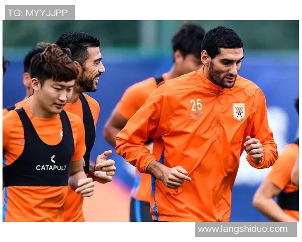 恒大与申花激战正酣天空体育全程直播精彩对决 恒大与申花激战正酣天空体育全程直播精彩对决